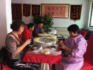 洛阳养老院-包饺子
