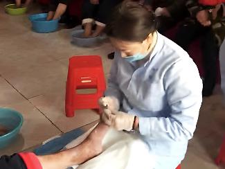 李敏爱心团队为老人义务修脚