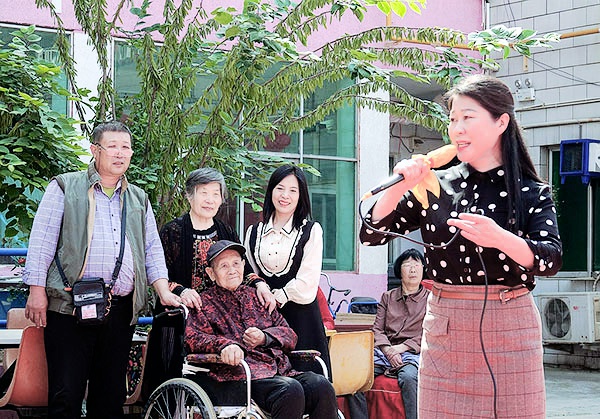 洛阳养老院-唱歌表演